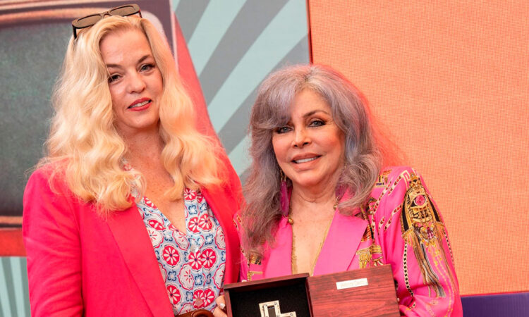 Premian a Verónica Castro y alza la voz por las mujeres