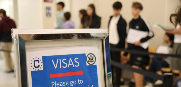 Viajar a EE.UU. será más caro: visa subirá a $435 dólares en 2026