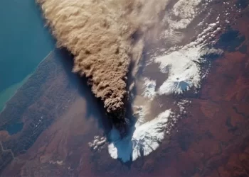 Entra en erupción volcán Kliuchevskoi tras sismo de 8.8 en Rusia