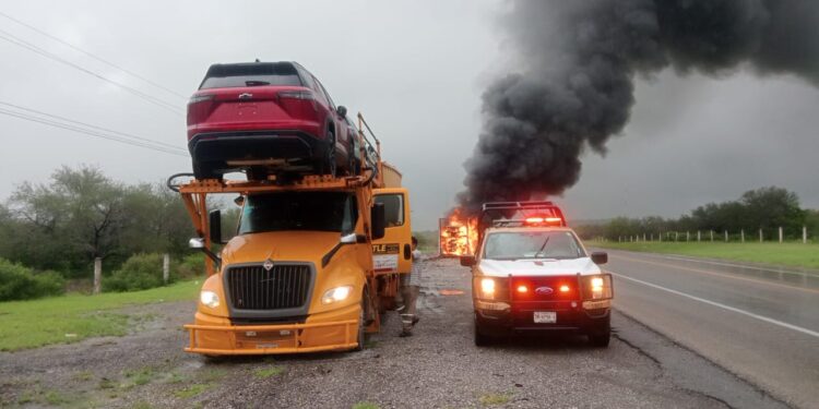 Se incendia tráiler nodriza