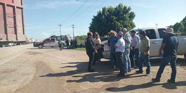 Abren paso a vehículos particulares en bloqueo de la Victoria-Matamoros