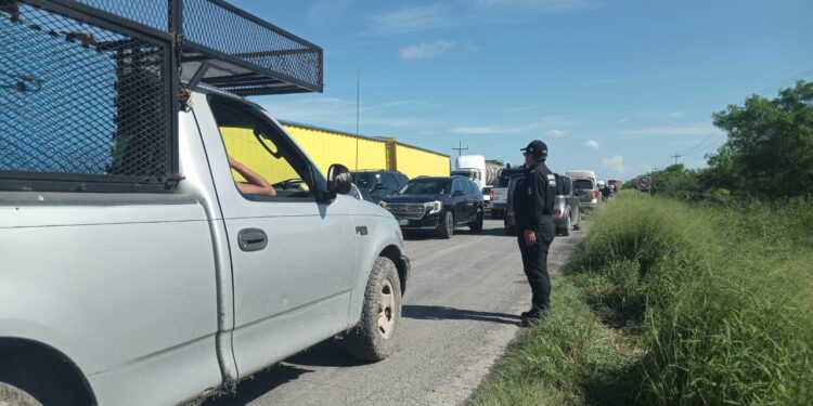 Abren paso a vehículos particulares en bloqueo de la Victoria-Matamoros