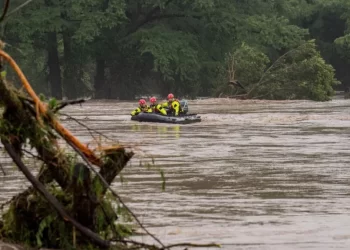 Inundaciones en Texas dejan 68 muertos y 11 niñas desaparecidas