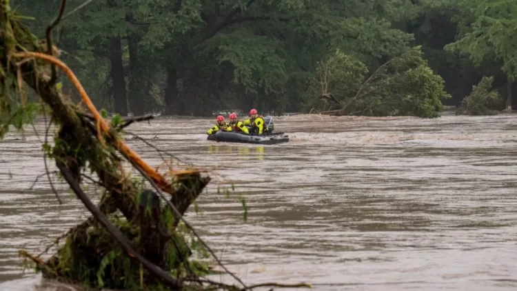 Inundaciones en Texas dejan 68 muertos y 11 niñas desaparecidas