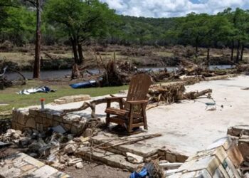 Miles de socorristas buscan sobrevivientes tras inundaciones en Texas