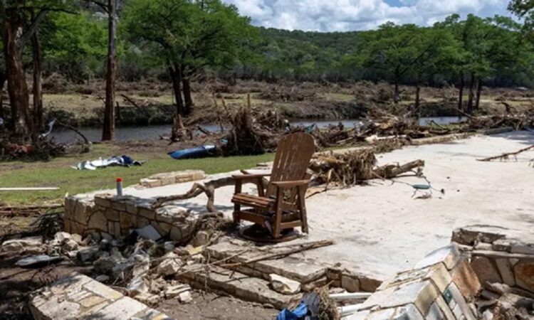 Miles de socorristas buscan sobrevivientes tras inundaciones en Texas