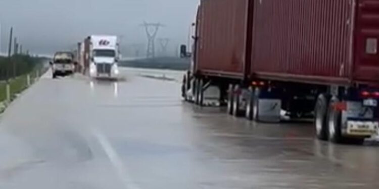 Alerta en carreteras del sur de Tamaulipas, se mantienen cierres por daños de “Barry”