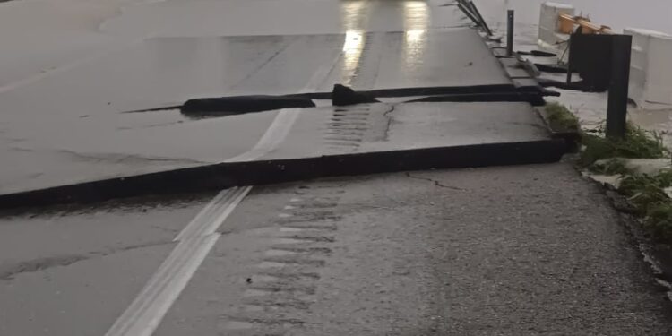 Alerta en carreteras del sur de Tamaulipas, se mantienen cierres por daños de “Barry”