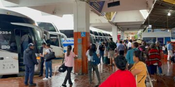 Cierre de carreteras por lluvias deja varados a usuarios del transporte foráneo
