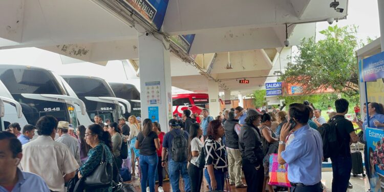 Cierre de carreteras por lluvias deja varados a usuarios del transporte foráneo