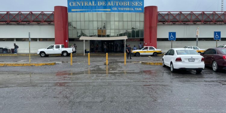 Cierre de carreteras por lluvias deja varados a usuarios del transporte foráneo