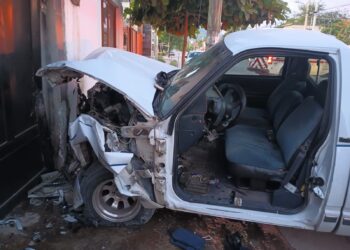 Camioneta choca contra casa, provoca fuga de gas