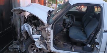 Camioneta choca contra casa, provoca fuga de gas