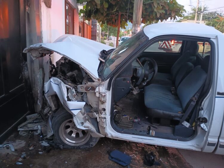 Camioneta choca contra casa, provoca fuga de gas