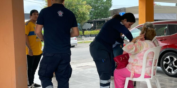 Heridos en choque dos adultos mayores
