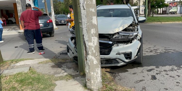 Heridos en choque dos adultos mayores
