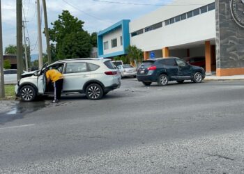 Heridos en choque dos adultos mayores
