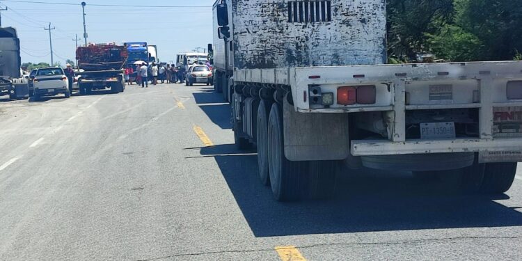 Cierran carretera a Monterrey en protesta contra la CFE