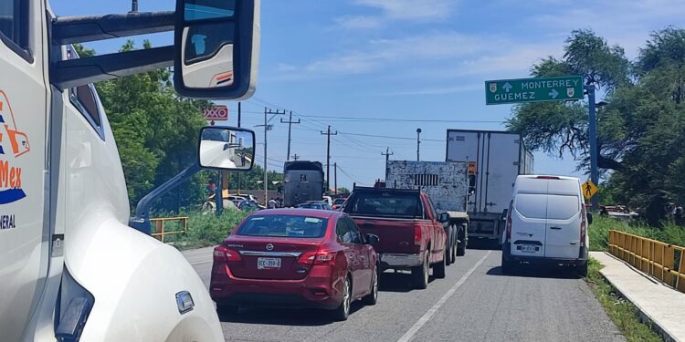 Cierran carretera a Monterrey en protesta contra la CFE