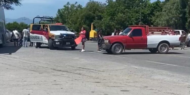 Cierran carretera a Monterrey en protesta contra la CFE