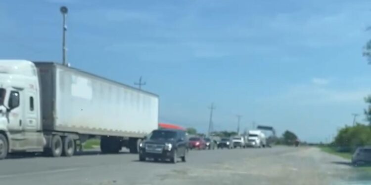 Cierran carretera a Monterrey en protesta contra la CFE