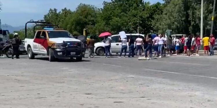 Cierran carretera a Monterrey en protesta contra la CFE