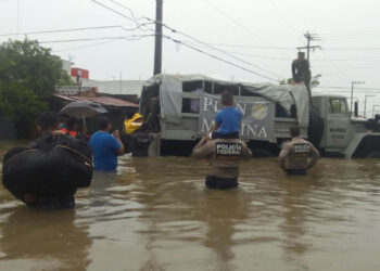 Evacúan a población ante llegada de más lluvias en el sur