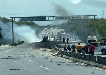 Pipa vuelca y explota en carretera a Monterrey