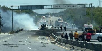 Pipa vuelca y explota en carretera a Monterrey