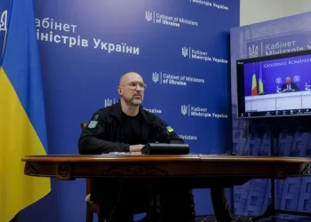 Renuncia primer ministro de Ucrania en plena guerra