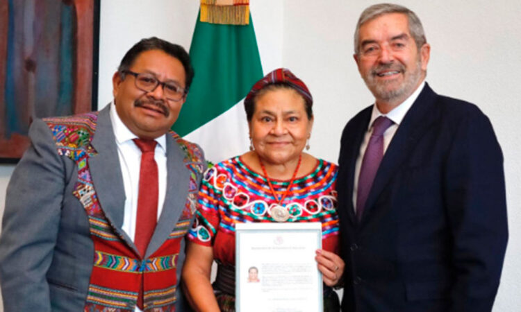 Dan nacionalidad mexicana a Rigoberta Menchú