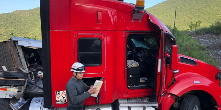 Dos heridos al chocar trailer contra la sierra; GE evita rapiña