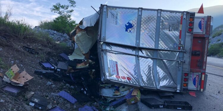 Dos heridos al chocar trailer contra la sierra; GE evita rapiña