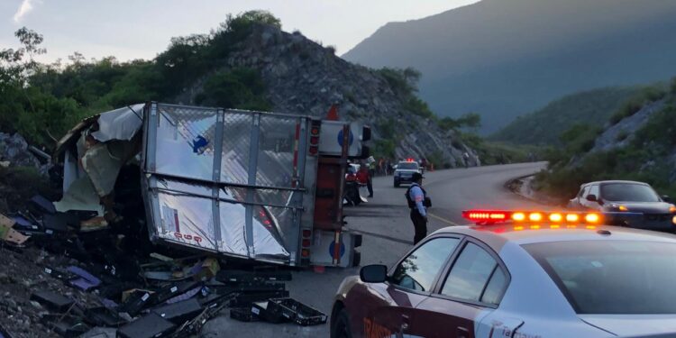 Dos heridos al chocar trailer contra la sierra; GE evita rapiña