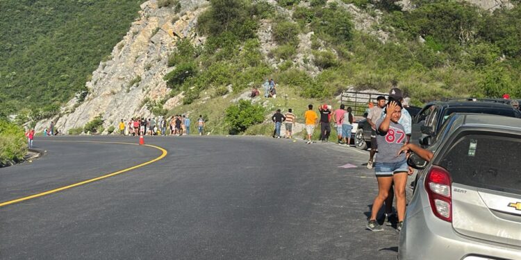 Dos heridos al chocar trailer contra la sierra; GE evita rapiña