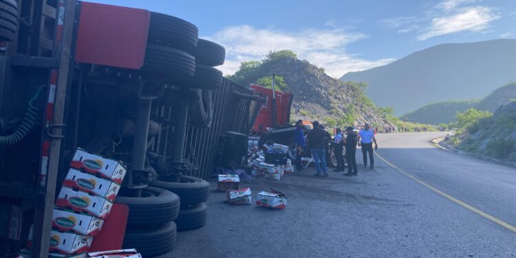 Dos heridos al chocar trailer contra la sierra; GE evita rapiña