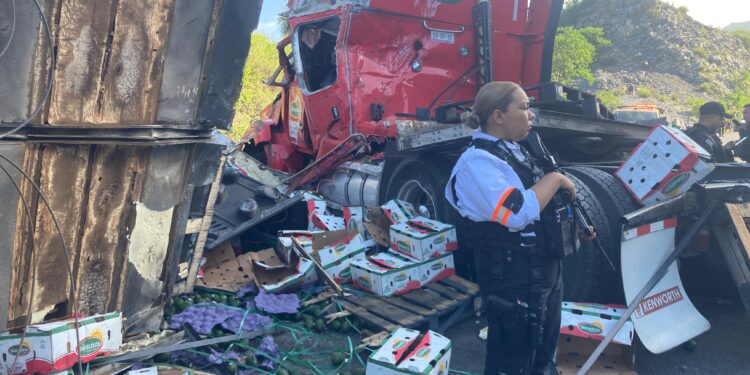 Dos heridos al chocar trailer contra la sierra; GE evita rapiña