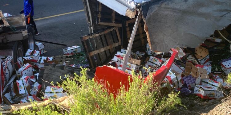 Dos heridos al chocar trailer contra la sierra; GE evita rapiña