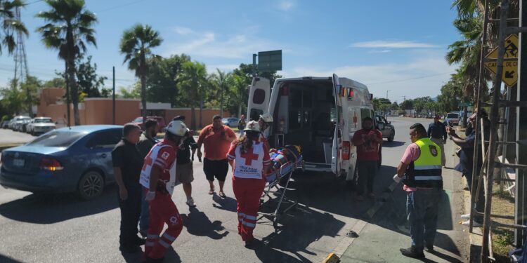 Cae obrero de puente peatonal en reparación