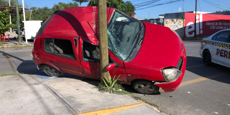 Omite alto y causa aparatoso choque