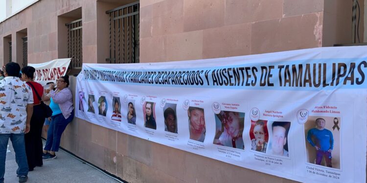 Protestan familiares de desaparecidos frente al Palacio de Gobierno de Tamaulipas