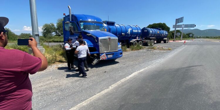 Otro choque en la Rumbo Nuevo; chofer salva la vida ¡de milagro!