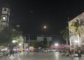 Bella luna color rojo-naranja en el cielo de Cd. Victoria vista desde la Plaza Juárez
