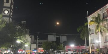 Bella luna color rojo-naranja en el cielo de Cd. Victoria vista desde la Plaza Juárez