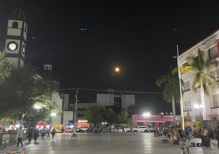 Bella luna color rojo-naranja en el cielo de Cd. Victoria vista desde la Plaza Juárez