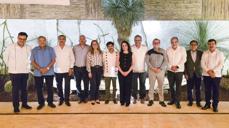 Participa rector de la UAT en reunión nacional con el jurista Hugo Aguilar en Oaxaca