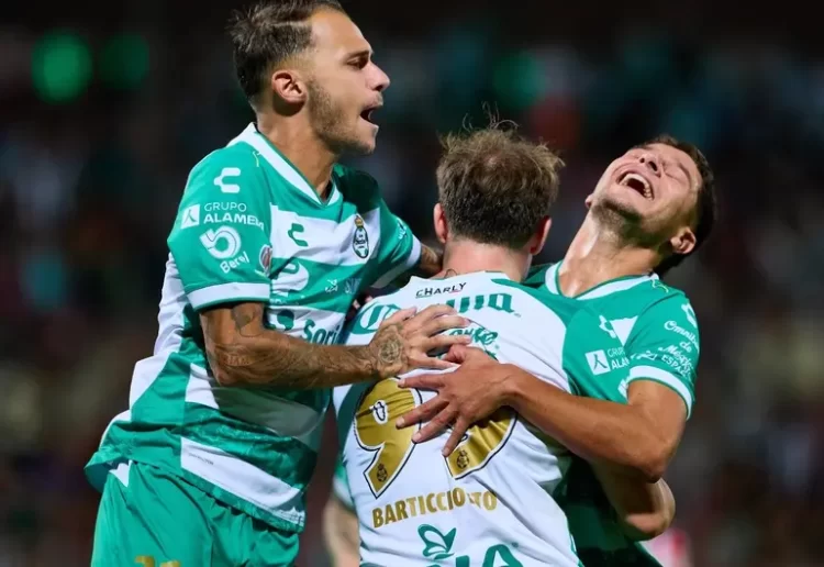 El victorense Alan Pulido falla penal y Chivas cae 1-0 ante Santos-Laguna