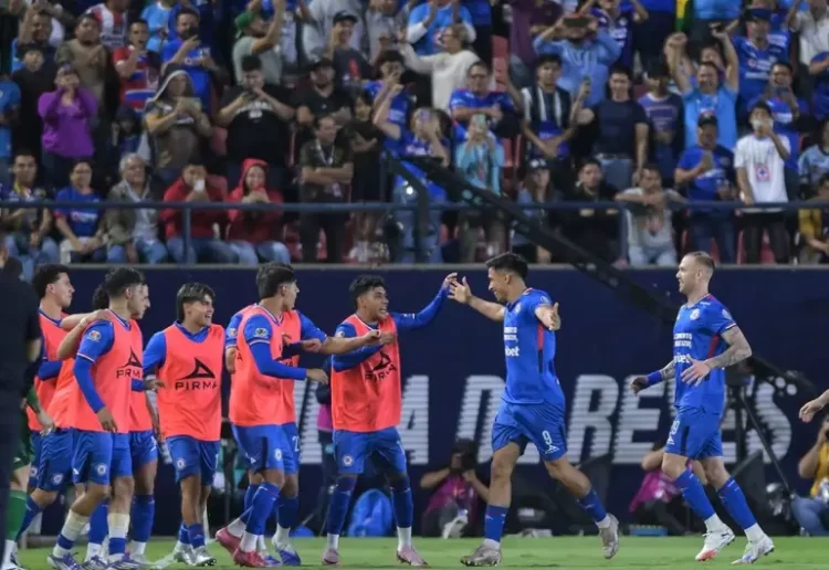 Cruz Azul gana 2-1 al San Luis con drama y expulsión controvertida