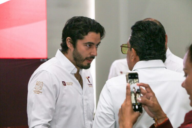 Y Gattás “pierde los estribos” en la antesala de una ceremonia solemne