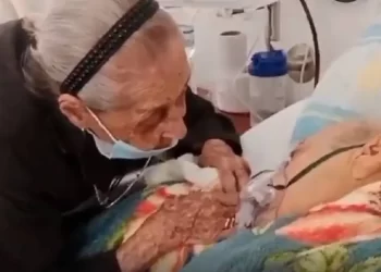 Anciana colombiana de 102 años despide en hospital a su hijo grave de 82 años
